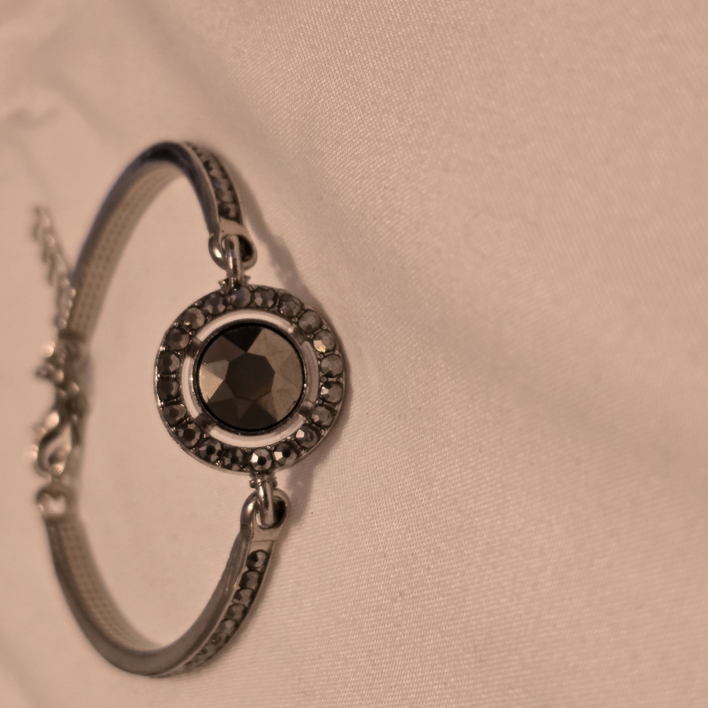 Elegant Silver Bracelet with Black Gemstone